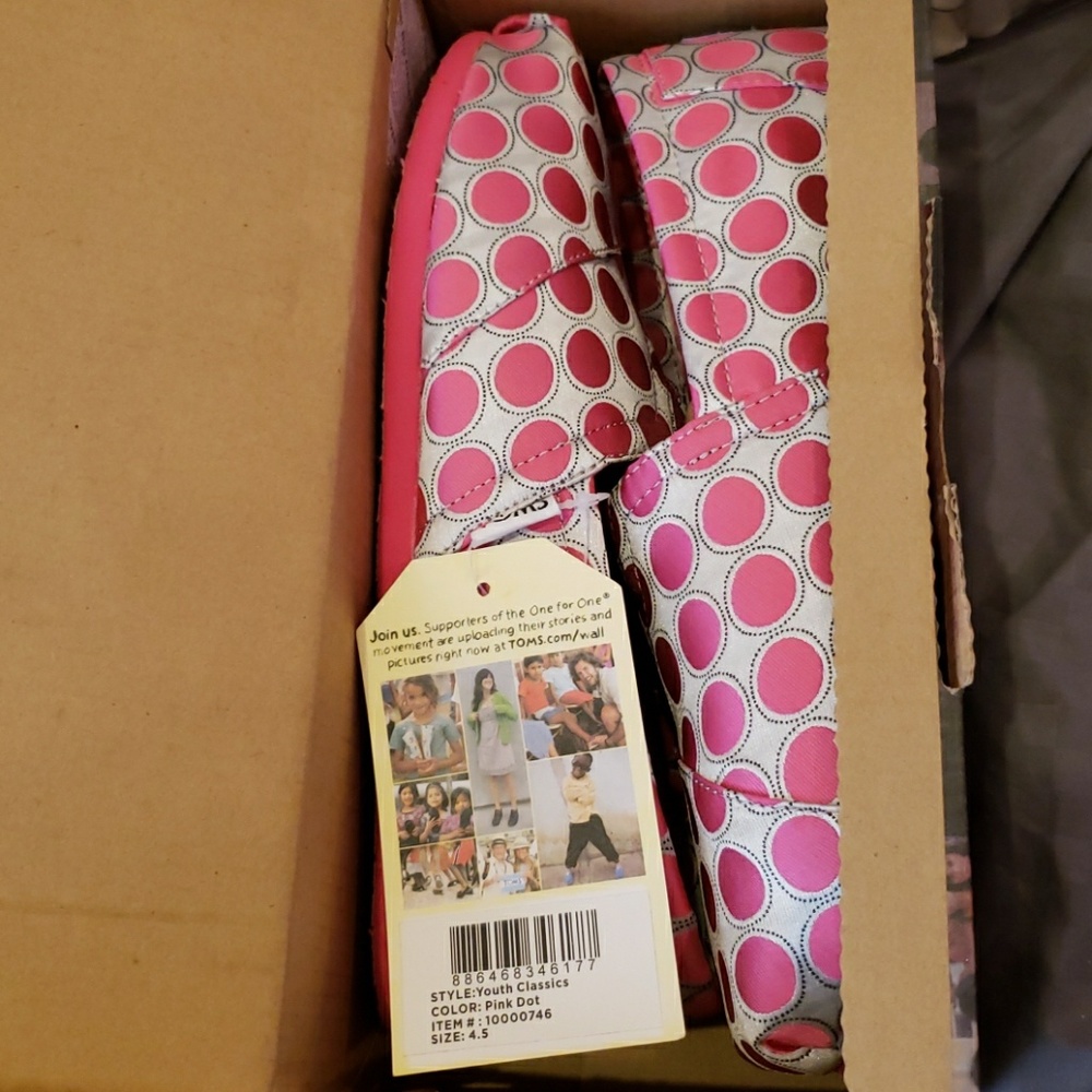 New Toms youth 4.5 equal to women's 6 or 6.5